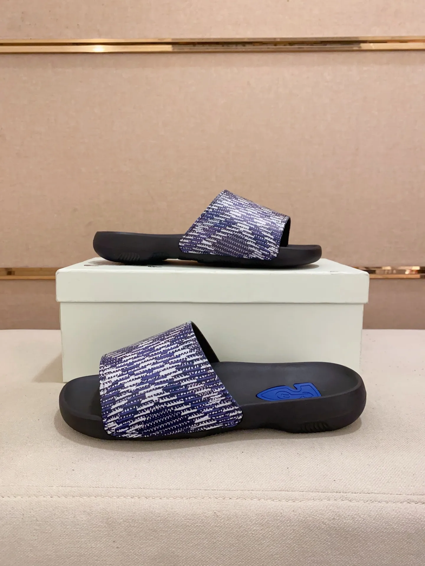 Men's shoes 💰: 320💰 [Burberry slippers] High-end men's shoes brand official website 1:1 latest masterpiece: original mold customization, the fabric is made of imported original rubber material, upgraded outsole, lighter and non-slip. The market's top quality, simple yet tasteful, a must-have for fashionistas, fashionable at your feet, full of confidence, the same style at the counter 👍The season of summer slippers is here. Code: 39-46